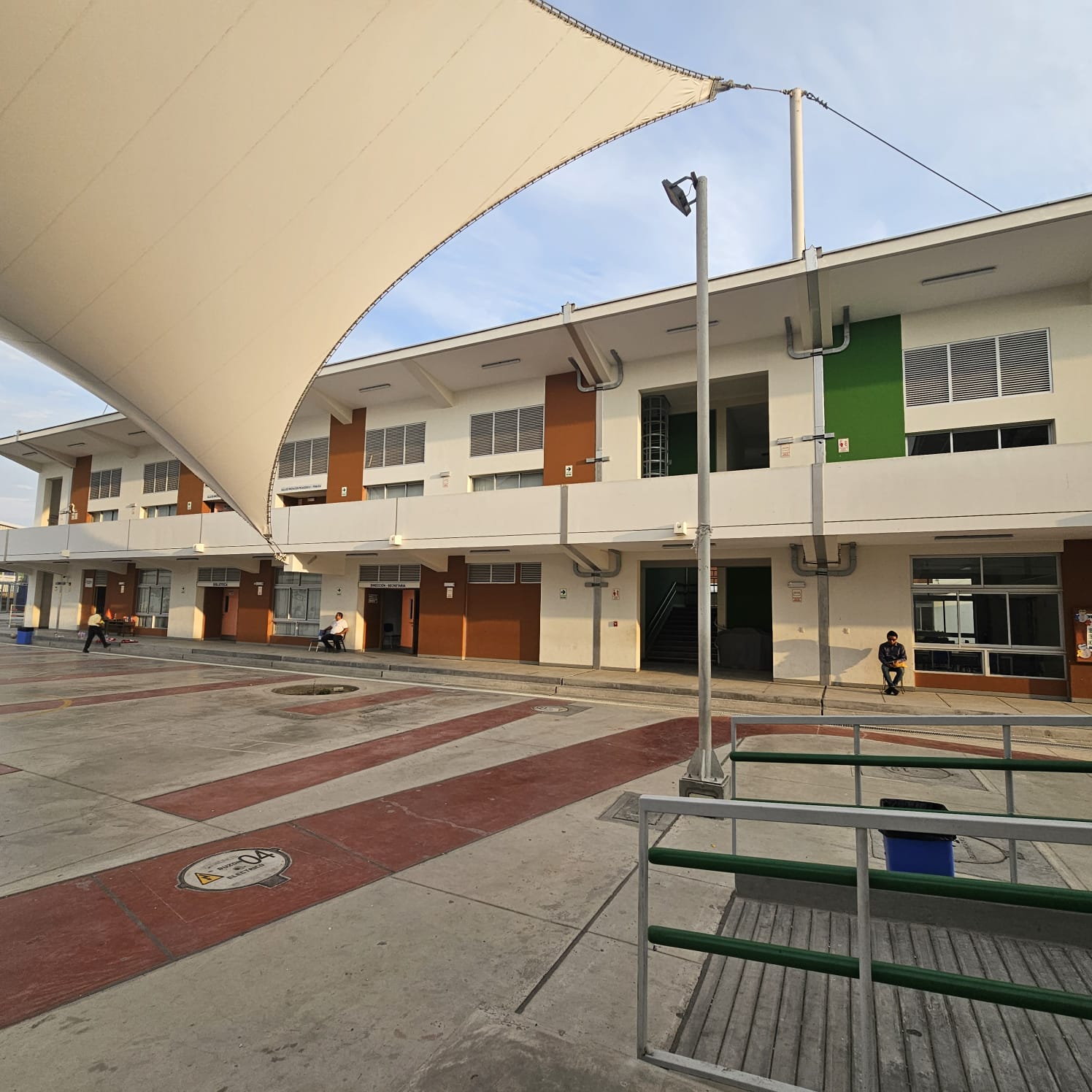 Foto de la entrada del colegio Gastón Vidal Porturas con estudiantes